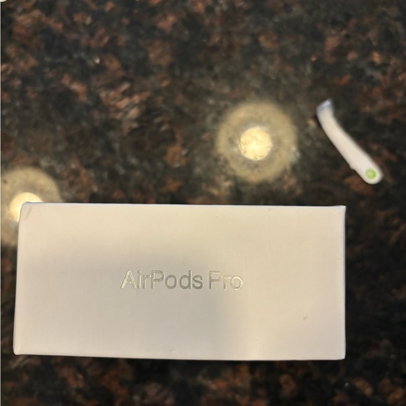 AirPods Pro 2nd gen - Picture 2 of 8